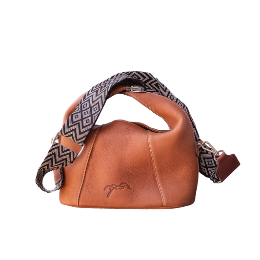 Sac Pénélope porté en situation, photo lifestyle mettant en valeur le cuir et les finitions élégantes.